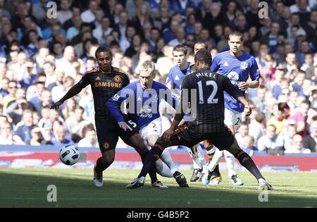 Tony Hibbert (centro) di Everton è sfidato dal Florent Malouda di Chelsea (A sinistra) e John Mikel OBI (a destra) Foto Stock