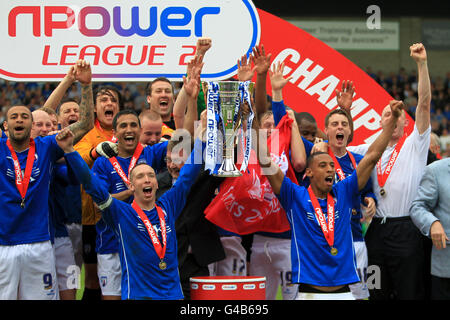 Calcio - Npower Football League 2 - Chesterfield contro Gillingham - Stadio B2net. Chesterfield festeggia con il Trofeo Npower League Two Foto Stock