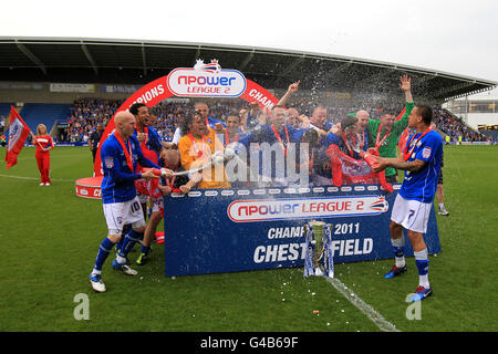 Calcio - Npower Football League 2 - Chesterfield contro Gillingham - Stadio B2net. Chesterfield festeggia la vittoria della lega di npower due Foto Stock
