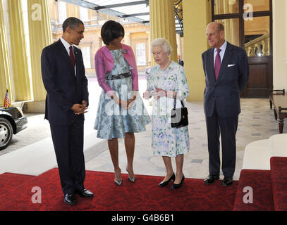 Il presidente degli Stati Uniti Barack Obama (seconda a sinistra) e la prima signora Michelle Obama (a sinistra) sono accolti dalla regina Elisabetta II seconda a destra) e il duca di Edimburgo quando arrivano a Buckingham Palace, nel centro di Londra, il primo giorno della visita di stato di tre giorni del presidente Obama nel Regno Unito. Foto Stock