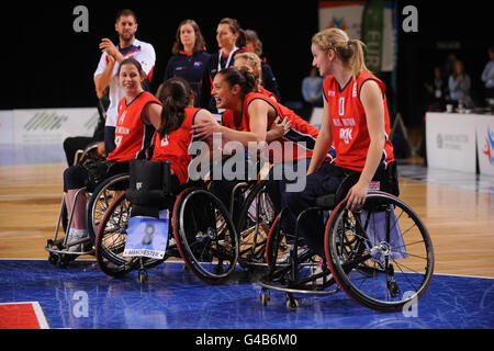 Laurie Williams e Sarah McPhee della Gran Bretagna celebrano la vittoria durante l'evento di basket su sedia a rotelle alla Paralimpic World Cup di Manchester. Foto Stock