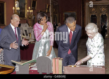 La Regina Elisabetta II della Gran Bretagna, destra, mostra il presidente degli Stati Uniti Barack Obama, seconda destra, oggetti americani della Royal Collection nella Pinacoteca di Buckingham Palace come il duca di Edimburgo, a sinistra, e Michelle Obama, seconda a sinistra, guardare durante la visita di Stato di Obama nel Regno Unito e in Irlanda. Foto Stock