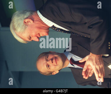 Il leader del partito Tory William Hague (a sinistra) con Lord Parkinson al rally per lanciare la campagna elettorale del governo locale di Londra dei conservatori, oggi (sabato). Foto di Stefan Rousseau/PA. Foto Stock