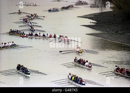 Gli equipaggi di barche provenienti da club di canottaggio in tutto il Regno Unito e all'estero si riuniscono sul Tamigi a Putney, nel sud-ovest di Londra, per l'inizio della corsa Head of the River del 1998. Foto Stock