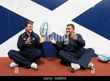 Il giocatore scozzese u20 Stuart Hogg (a sinistra) e Duncan Weir prima di partire per il Campionato Mondiale Junior IRB U20 che si terrà in Italia al Murrayfield Stadium di Edimburgo. Foto Stock