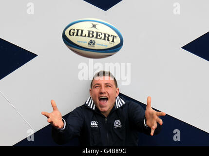 Scozia il giocatore u20 Duncan Weir prima di partire per il Campionato Mondiale IRB U20 che si tiene in Italia al Murrayfield Stadium di Edimburgo. Foto Stock