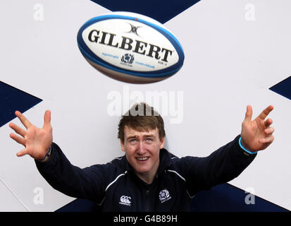 Il giocatore scozzese u20 Stuart Hogg prima di partire per il Campionato Mondiale Junior IRB U20 che si terrà in Italia al Murrayfield Stadium di Edimburgo. Foto Stock