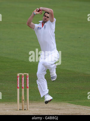 James Anderson in Inghilterra in azione di bowling contro lo Sri Lanka. Foto Stock