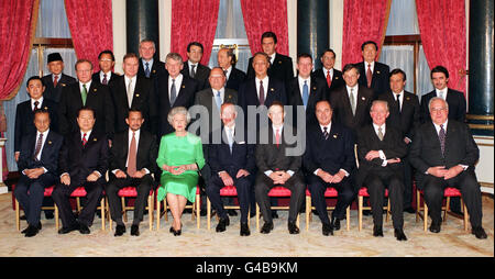 I membri del Meeting Asia-Europa fotografati a Buckingham Palaced questa sera (Venerdì) prima di una cena di stato ospitata dalla Regina. (Front l/r) primo ministro malese dato seri Dr Mahathir Bin Mohamad; presidente coreano sig. Kim Dae-Jung; Sultano del Brunei Haji Hassanal Bolkiah; regina britannica Elisabetta II; duca di Edimburgo; primo ministro britannico Tony Blair; presidente francese Jacques Chirac; Presidente della Commissione europea Jacques Santer e Cancelliere federale tedesco Helmut Kohl. (Media fila l/r) primo ministro del Giappone Ryutaro Hashimoto; primo ministro svedese Goran Persson; Foto Stock