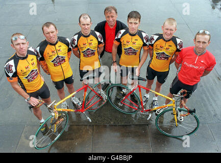 Il team ciclistico più recente della Gran Bretagna, Linda McCartney Pro-Cycling, lancia la sua offerta per la gloria nella gara ciclistica inglese del round di Prutour, che inizia il 23 maggio. Il team (l a r) Mark Walsham, Simon cope, Neil Hoban, il team manager Dudley Hayton, Scott Gamble, Rob Reynolds-Jones e Julian Clark, è stato formato da Linda McCartney, morto di recente, per promuovere un'alimentazione sana e raccogliere soldi per i bambini malati terminali. Foto di ben Curtis/PA Foto Stock