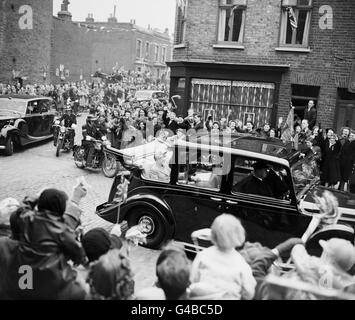 Regina Elisabetta II in auto reale, accompagnata dal Duca di Edimburgo, mentre ha guidato attraverso Bow, Londra, durante il suo tour di Londra. È stato il primo dei quattro drive di Coronation nelle aree di Londra. Foto Stock