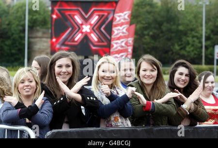 Audizioni fattore X - Glasgow. Tifosi fuori dal SECC a Glasgow prima delle audizioni X Factor. Foto Stock