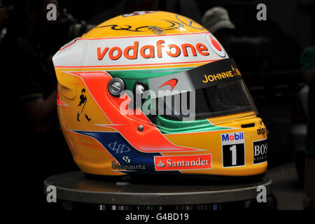 Il casco della Vodafone McLaren Mercedes' Lewis Hamilton durante una preview del Gran Premio di Monaco, Monte Carlo. Foto Stock