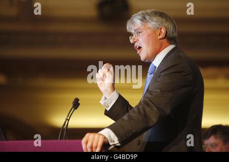 Il Segretario di Stato per lo sviluppo Internazionale Andrew Mitchell, parla all'evento di lobbying Tea Time for Change a Westminster. Foto Stock