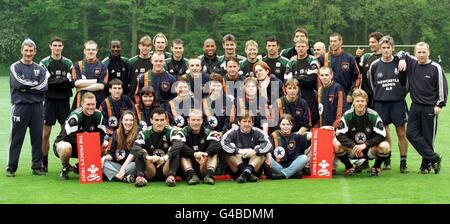 Un gruppo di giovani che fanno parte dei programmi Prince's Trust, un'organizzazione benefica che mira ad aiutare i giovani disoccupati britannici a lavorare e a fare un'ulteriore educazione, si alleano con Newcastle United Today (mercoledì) per lanciare il Prince's Trust e Premier League Football Intiziative. Guarda la storia del PA. Immagine PA. Foto Stock