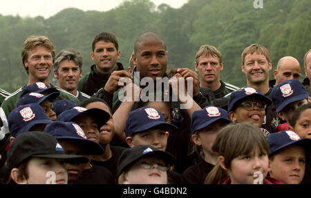 Eroe del calcio, John Barnes (centro posteriore), È circondato da giovani tifosi dell'Arsenal al lancio del 'Premier League Football Intiative' - un nuovo programma gestito dal Prince's Trust per incoraggiare i disoccupati a partecipare a programmi di 12 settimane per guidarli nel mondo del lavoro - a Durham oggi (Mercoledì). La Premier League ha dato un sostegno unanime a tutti i club affinché lavorino in collaborazione con l'associazione benefica per creare 10,000 posti di lavoro e opportunità educative per i giovani disoccupati britannici. Guarda la storia di PA SPORT Trust. Immagine PA. Foto Stock