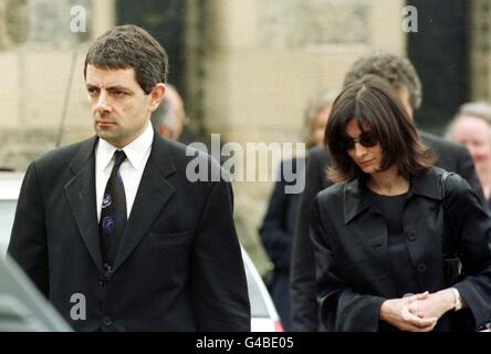 Il comico Rowan Atkinson arriva a St Andrews chiesa in Corbridge, Northumberland con sua moglie Sunitra oggi (giovedì) per il funerale di sua madre. Foto di David Hewitson/PA Foto Stock