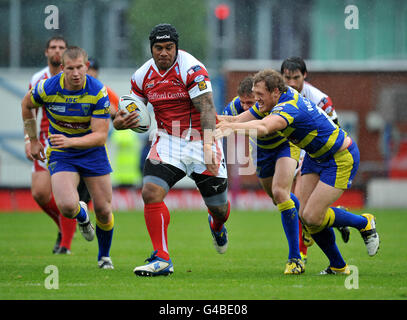 La Iafeta Paleaaesina di Salford City Reds si allontana dai Warrington Wolves' Ben Westwood Foto Stock