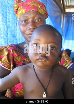 Madre di tre Wuya Sannoh, 20 anni, con il figlio di nove mesi Abubakarr, presso il Gondama Community Health Center, nella giungla delle palme, a sette miglia dalla seconda città della Sierra Leone, Bo. Foto Stock