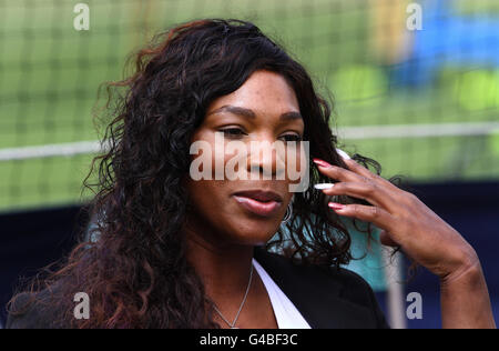 Tennis - AEGON International - giorno due - Devonshire Park. Serena Williams degli Stati Uniti parla con i giornalisti durante una conferenza stampa durante l'AEGON International al Devonshire Park di Eastbourne. Foto Stock