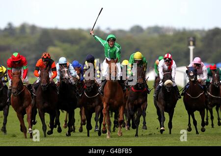 Sagramor guidato da jockey Nicky Mackay viene a casa per vincere la Britannia handicap durante il terzo giorno del Royal Ascot Meeting 2011. Foto Stock