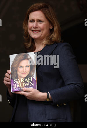 Sarah Brown, moglie dell'ex primo ministro Gordon Brown, lancia il suo nuovo libro intitolato "Behind the Black Door" all'apertura del Borders Book Festival presso i giardini di Harmony House a Melrose, Scozia. Foto Stock