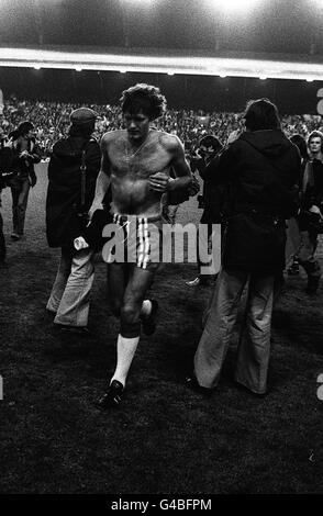 PA NEWS FOTO 13/10/77 uno sconsolato JOHN TOSHACK DEL GALLES lascia il campo dopo che il suo paese ha perso 2-0 IN SCOZIA IN COPPA DEL MONDO il Qualificatore A LIVERPOOL ANFIELD STADIUM. In Scozia sono attraverso il 1978 FASE FINALE DELLA COPPA DEL MONDO IN ARGENTINA Foto Stock