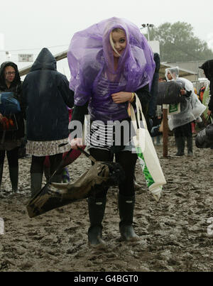 Un festaiolo arriva al festival di Glastonbury a Somerset. Foto Stock