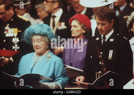 PA NEWS PHOTO 10/5/85 LA REGINA MADRE, LA PRINCIPESSA ALICE (DIETRO) E IL PRINCIPE EDOARDO IN UN SERVIZIO COMMEMORATIVO PER CELEBRARE IL 40° ANNIVERSARIO DELLA GIORNATA VE A WESTMINSTER ABBEY, LONDRA Foto Stock