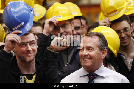 Il Segretario della Difesa Liam Fox durante una visita al cantiere navale BAE Systems di Govan, Scozia. Foto Stock