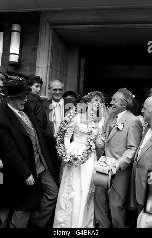 Il mago della TV Paul Daniels e la sua sposa, il suo ex assistente di scena Debbie McGee, lasciano il Beaconsfield Old Town Registration Office, Buckinghamshire, dopo il loro matrimonio. Foto Stock