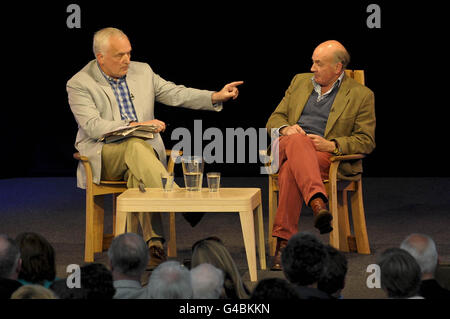 Lord Dannatt, l'ex capo dello Stato maggiore, parla al Festival di fieno a Hay-on-Wye, Powys, dove ha avvertito dei pericoli di tagliare troppo l'esercito durante il colloquio con Nik Gowing (a sinistra). Foto Stock