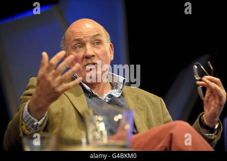 Lord Dannatt, l'ex capo dello Stato maggiore, parla al Festival di fieno a Hay-on-Wye, Powys, dove ha messo in guardia dai pericoli di tagliare troppo l'esercito. Foto Stock