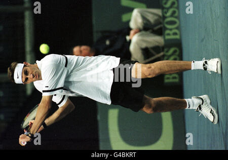 Il britannico N01 Greg Rusedski in azione contro Andrei Medvedev in Ucraina durante la Coppa Davis a Newcastle Today (domenica). Foto di David Hewitson/PA Foto Stock