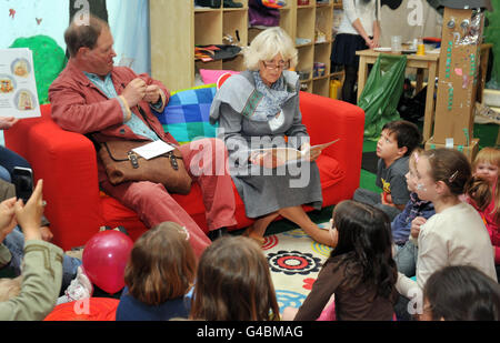 La Duchessa di Cornovaglia legge un libro ai bambini al Festival di Hay-on-Wye, accompagnato dall'autore Michael Morpurgo. Foto Stock