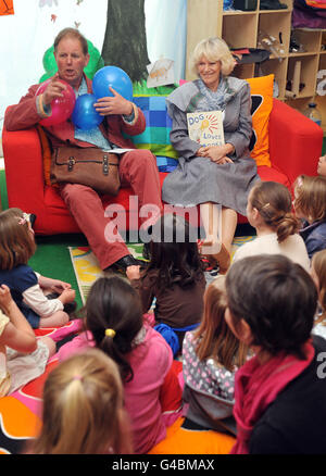 La Duchessa di Cornovaglia ascolta Michael Morpurgo mentre racconta una storia ai bambini al Festival di Hay a Hay-on-Wye. Foto Stock