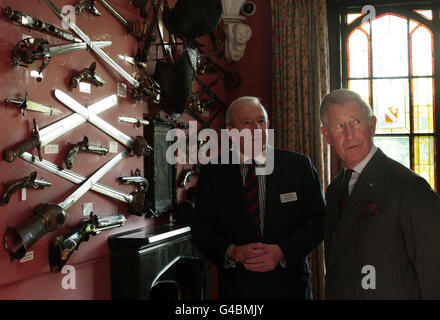Il Principe di Galles, conosciuto ufficialmente come Duca di Rothesay quando in Scozia (a destra), parla con il Capo guida Rhoderich Scott (a sinistra), durante una visita alla Abbotsford House, Melrose, Scozia. Foto Stock