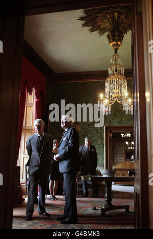 Il Principe di Galles, conosciuto ufficialmente come Duca di Rothesay quando in Scozia, (a sinistra), parla con il Capo guida Rhoderich Scott (a destra), durante una visita ad Abbotsford House, Melrose, Scozia. Foto Stock