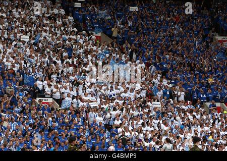 I tifosi di Huddersfield Town si acclamano al loro fianco nelle tribune Foto Stock