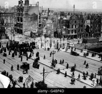 PA NEWS FOTO 1916 Dublino dopo il Sinn Fein aumento. Parte del ponte o'Connell, proseguendo in Sackville Street, con il Monumento o'Connell sulla sinistra, l'area in rovina intorno a Eden Quay sulla destra. Foto Stock