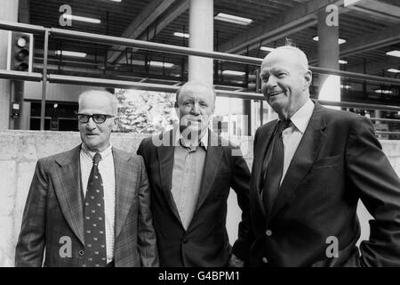 Ex cricketers di prova Harold Larwood, a sinistra, Ray Lindwall (centro) e Bill o'Reilly all'aeroporto di Gatwick quando sono arrivati dall'Australia per partecipare alla partita del Centenario tra l'Inghilterra e l'Australia a Lord's. Foto Stock