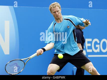 Tennis - Campionati AEGON 2011 - giorno uno - il Club della Regina. Il russo Dmitry Tursunov in azione contro il spagnolo Feliciano Lopez durante il giorno uno dei campionati AEGON al Queen's Club di Londra. Foto Stock