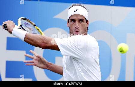 Feliciano Lopez spagnolo in azione contro Dmitry Tursunov russo durante il giorno uno dei Campionati AEGON al Queen's Club di Londra. Foto Stock