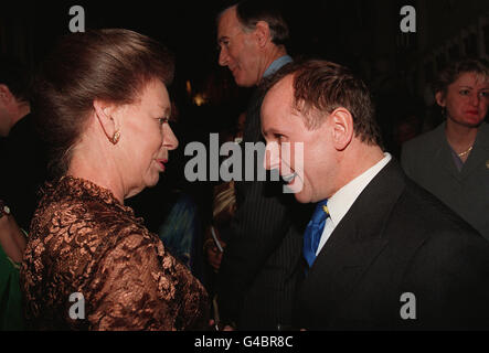 PA NEWS FOTO 29/4/98 la principessa Margaret saluta Wayne il sonno di un ricevimento per le Arti al Castello di Windsor stasera (mercoledì). Cerca su sono attore Michael Caine e attrice Joan Collins Foto Stock