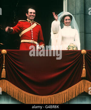 La principessa Anne e il capitano Mark Phillips sul balcone di Buckingham Palace il giorno del loro matrimonio. Foto Stock