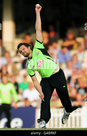 Cricket - Friends Life Twenty20 - South Group - Surrey Lions v Gloucestershire Gladiators - The Kia Oval. Dirk Nannes, Lions del Surrey Foto Stock