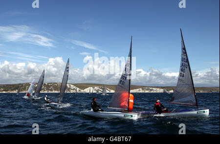 La flotta Finn salpa la layline fino al punto di partenza durante il quarto giorno della Skandia Sail for Gold Regata a Dorset. Foto Stock