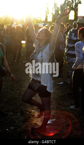 Isola di Wight Festival - 2011. I festeggiatori del festival godono dell'atmosfera davanti al festival dell'isola di Wight che inizia domani. Foto Stock