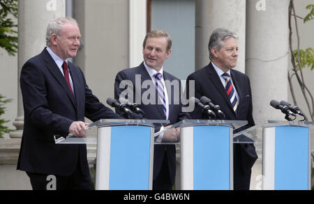 Il primo Ministro Martin McGuiness (a sinistra) è seguito da Taoiseach Enda Kenny (al centro) e dal primo Ministro dell'Irlanda del Nord Peter Robinson (a destra) durante la riunione del Consiglio ministeriale Nord-Sud alla casa di Farmleigh a Dublino questa mattina. Foto Stock