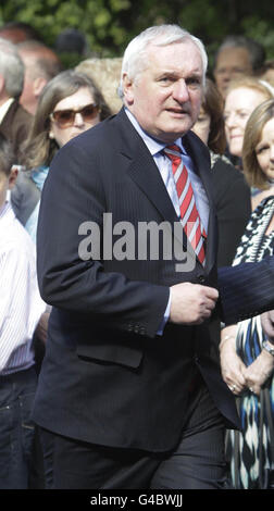 L'ex Taoiseach Bertie Ahern arriva alla chiesa di St Mochta a Porterstown, Dublino, per il servizio di rimozione dell'ex ministro delle Finanze Brian Lenihan. Foto Stock